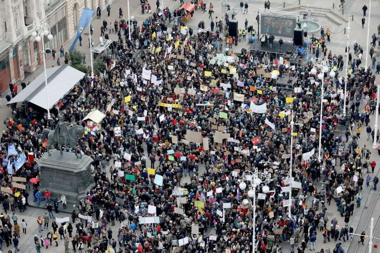 Tisuće ljudi na prosvjedu za veće plaće učitelja, njihove poruke morate pročitati: 'Sru&scaron;it ćemo Vladu (Kalembera)!