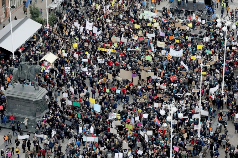 Tisuće ljudi na prosvjedu za veće plaće učitelja, njihove poruke morate pročitati: 'Sru&scaron;it ćemo Vladu (Kalembera)!