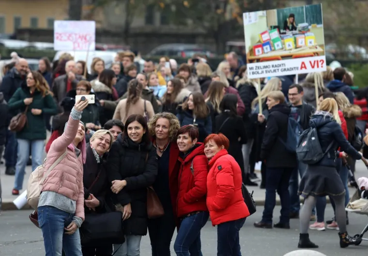 Tisuće ljudi na prosvjedu za veće plaće učitelja, njihove poruke morate pročitati: 'Sru&scaron;it ćemo Vladu (Kalembera)!