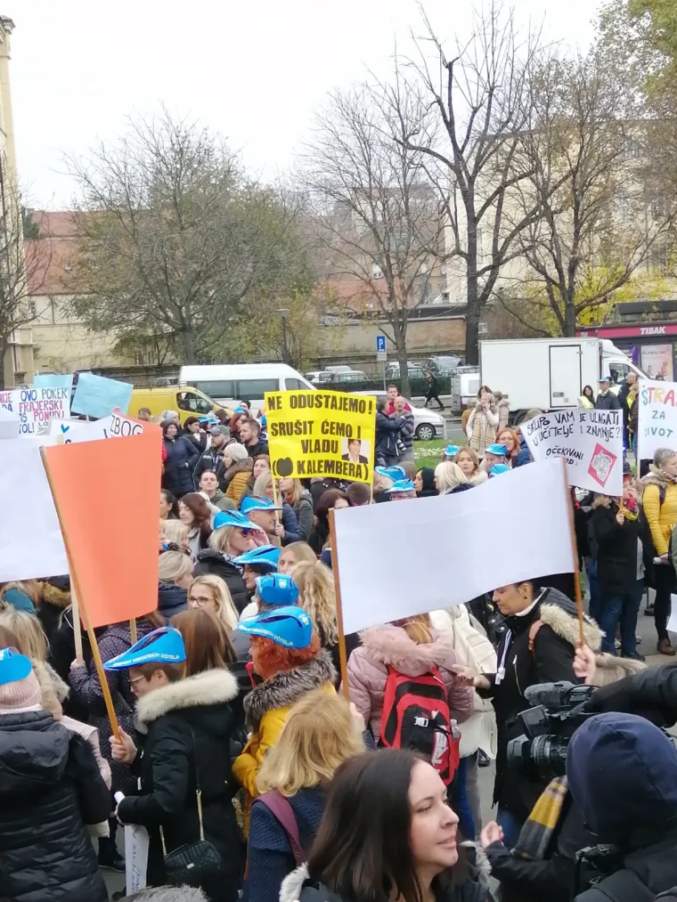 Tisuće ljudi na prosvjedu za veće plaće učitelja, njihove poruke morate pročitati: 'Sru&scaron;it ćemo Vladu (Kalembera)!