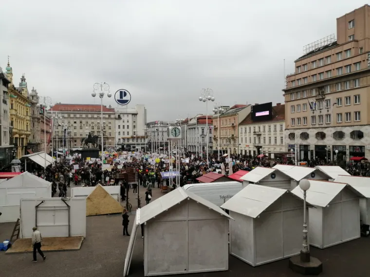Tisuće ljudi na prosvjedu za veće plaće učitelja, njihove poruke morate pročitati: 'Sru&scaron;it ćemo Vladu (Kalembera)!