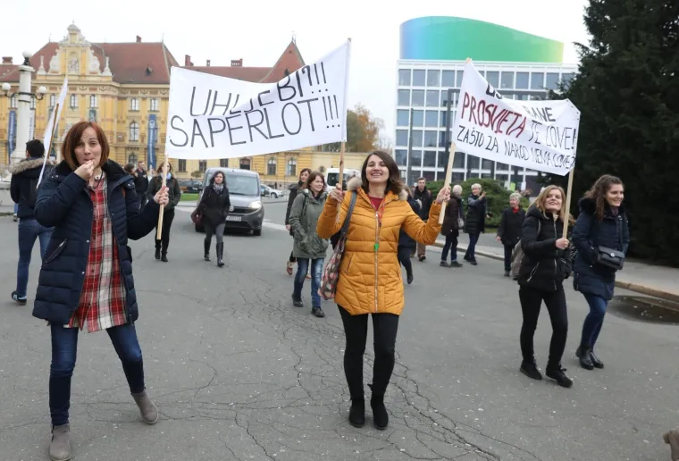 Tisuće ljudi na prosvjedu za veće plaće učitelja, njihove poruke morate pročitati: 'Sru&scaron;it ćemo Vladu (Kalembera)!