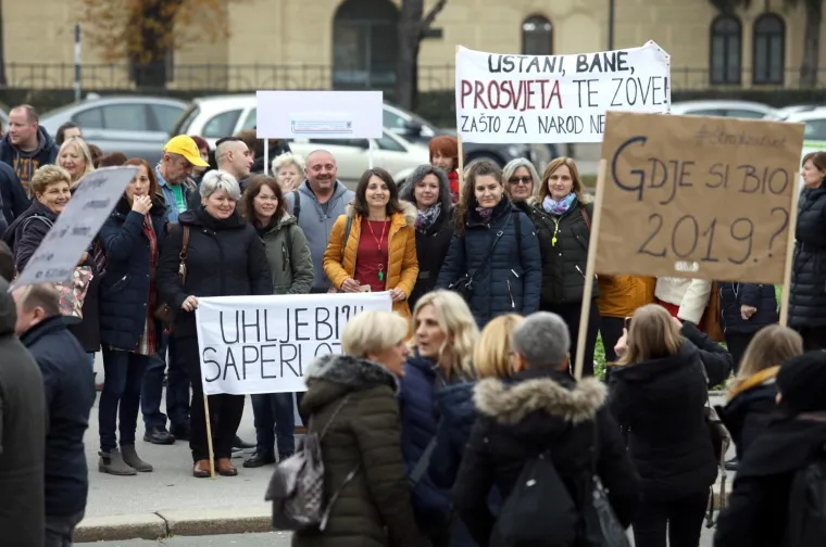 Tisuće ljudi na prosvjedu za veće plaće učitelja, njihove poruke morate pročitati: 'Sru&scaron;it ćemo Vladu (Kalembera)!