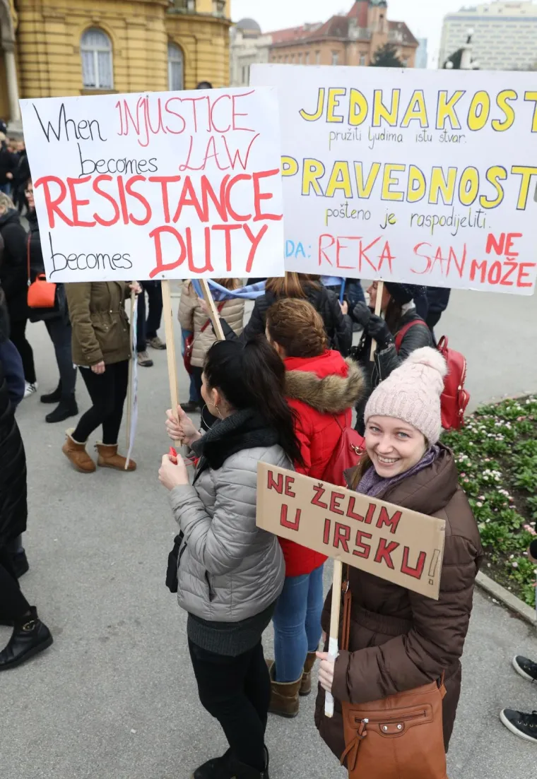 Tisuće ljudi na prosvjedu za veće plaće učitelja, njihove poruke morate pročitati: 'Sru&scaron;it ćemo Vladu (Kalembera)!
