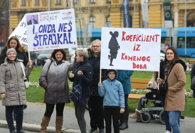 Tisuće ljudi na prosvjedu za veće plaće učitelja, njihove poruke morate pročitati: 'Sru&scaron;it ćemo Vladu (Kalembera)!
