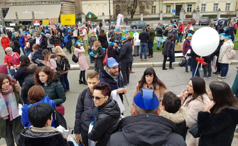 Tisuće ljudi na prosvjedu za veće plaće učitelja, njihove poruke morate pročitati: 'Sru&scaron;it ćemo Vladu (Kalembera)!