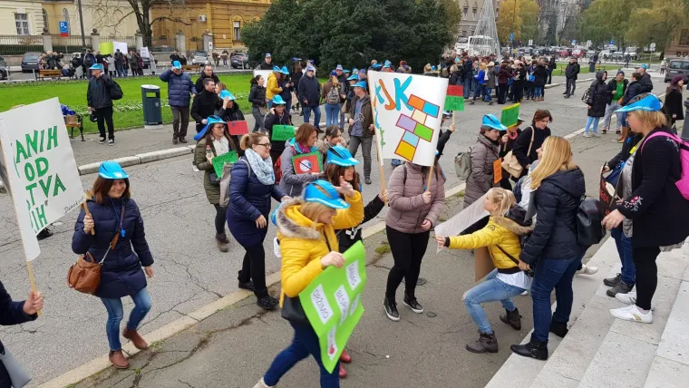 Tisuće ljudi na prosvjedu za veće plaće učitelja, njihove poruke morate pročitati: 'Sru&scaron;it ćemo Vladu (Kalembera)!