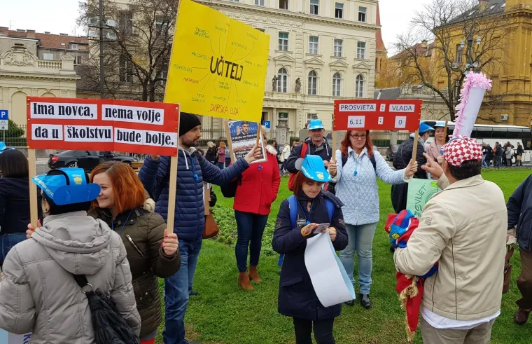 Tisuće ljudi na prosvjedu za veće plaće učitelja, njihove poruke morate pročitati: 'Sru&scaron;it ćemo Vladu (Kalembera)!