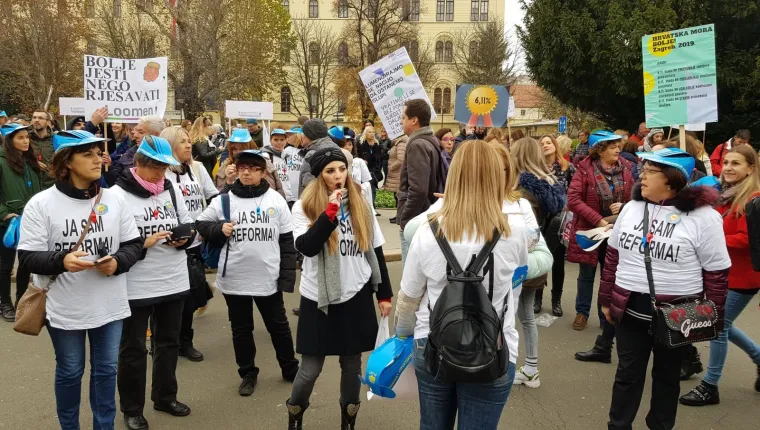 Tisuće ljudi na prosvjedu za veće plaće učitelja, njihove poruke morate pročitati: 'Sru&scaron;it ćemo Vladu (Kalembera)!