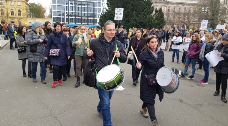 Tisuće ljudi na prosvjedu za veće plaće učitelja, njihove poruke morate pročitati: 'Sru&scaron;it ćemo Vladu (Kalembera)!