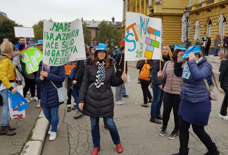 Tisuće ljudi na prosvjedu za veće plaće učitelja, njihove poruke morate pročitati: 'Sru&scaron;it ćemo Vladu (Kalembera)!