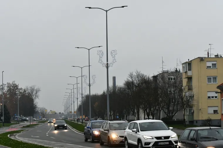 Božićna dekoracija podijelila građane: Jedni vide 'U', drugi potkovu