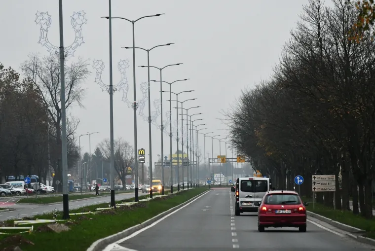 Božićna dekoracija podijelila građane: Jedni vide 'U', drugi potkovu