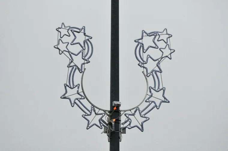 Božićna dekoracija podijelila građane: Jedni vide 'U', drugi potkovu