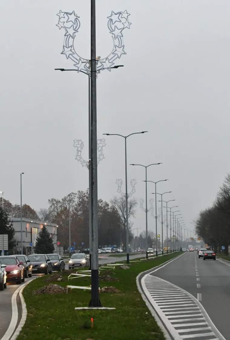 Božićna dekoracija podijelila građane: Jedni vide 'U', drugi potkovu