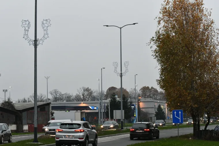 Božićna dekoracija podijelila građane: Jedni vide 'U', drugi potkovu