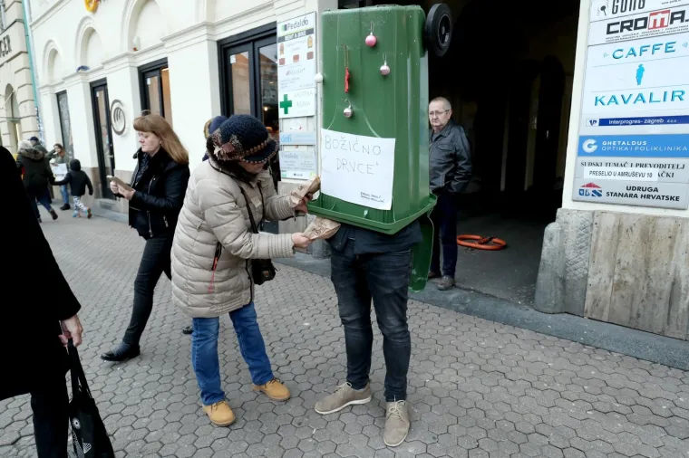 Za vrijeme prosvjeda na glavnom gradskom trgu u Zagrebu, vrlo neobičan i zabavan performans izvodio je Goran Pavić koji je stavio veliku kantu za smeće na glavu te napisao na njoj "Božićno drvce" te tako oduševio prolaznike.