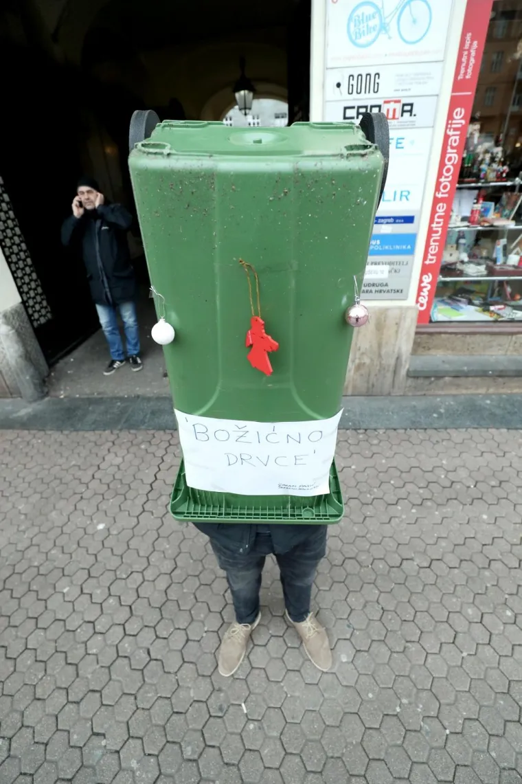 ZA VRIJEME VELIKOG PROSVJEDA NA TRGU STAVIO NA GLAVU KANTU ZA SMEĆE: 'Božićno drvce'