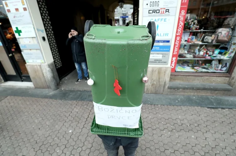 ZA VRIJEME VELIKOG PROSVJEDA NA TRGU STAVIO NA GLAVU KANTU ZA SMEĆE: 'Božićno drvce'