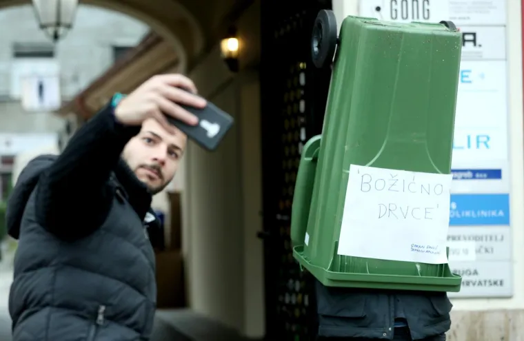 ZA VRIJEME VELIKOG PROSVJEDA NA TRGU STAVIO NA GLAVU KANTU ZA SMEĆE: 'Božićno drvce'