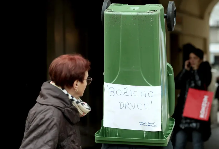 ZA VRIJEME VELIKOG PROSVJEDA NA TRGU STAVIO NA GLAVU KANTU ZA SMEĆE: 'Božićno drvce'
