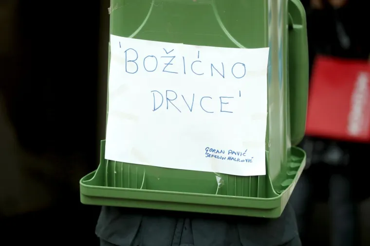 ZA VRIJEME VELIKOG PROSVJEDA NA TRGU STAVIO NA GLAVU KANTU ZA SMEĆE: 'Božićno drvce'