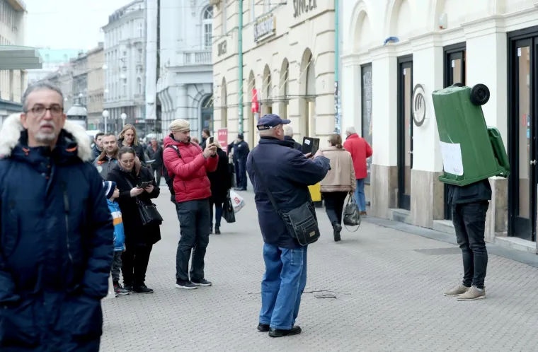 ZA VRIJEME VELIKOG PROSVJEDA NA TRGU STAVIO NA GLAVU KANTU ZA SMEĆE: 'Božićno drvce'