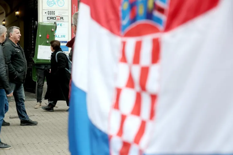 ZA VRIJEME VELIKOG PROSVJEDA NA TRGU STAVIO NA GLAVU KANTU ZA SMEĆE: 'Božićno drvce'