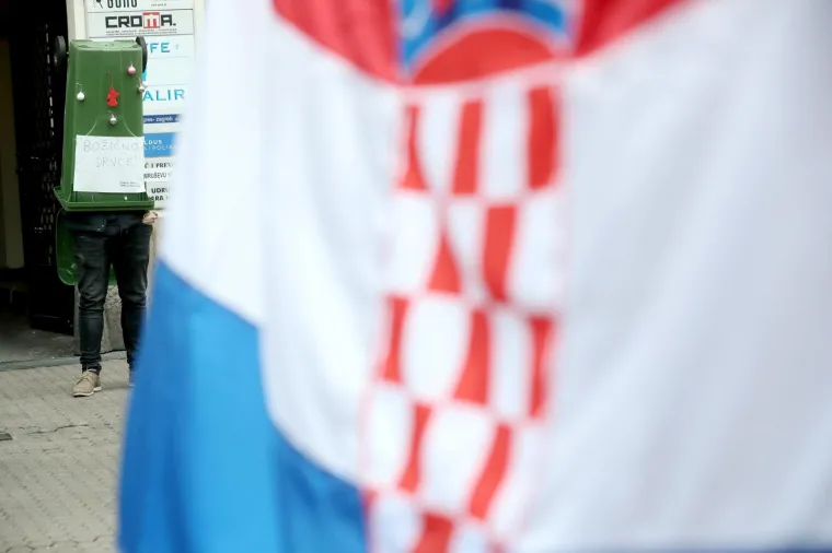 ZA VRIJEME VELIKOG PROSVJEDA NA TRGU STAVIO NA GLAVU KANTU ZA SMEĆE: 'Božićno drvce'