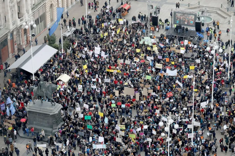25.11.2019., Zagreb - Prosvjed u organizaciji sindikata osnovnih i srednjih skola pod nazivom Hrvatska mora bolje. Nakon okupljanja na Trgu republike Hrvatske prosvjednici krecu  prema Trgu bana Josipa Jelacica. Prosvjednici su stigli na Trg bana Josipa Jelacica 
Photo: Patrik Macek/PIXSELL