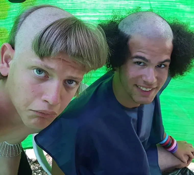 OVE LJUDE JE NETKO UVJERIO DA SU KUL: A taj se sada zlobno smije, kao i svi koji ih sretnu (ako prestravljeni ne pobjegnu)