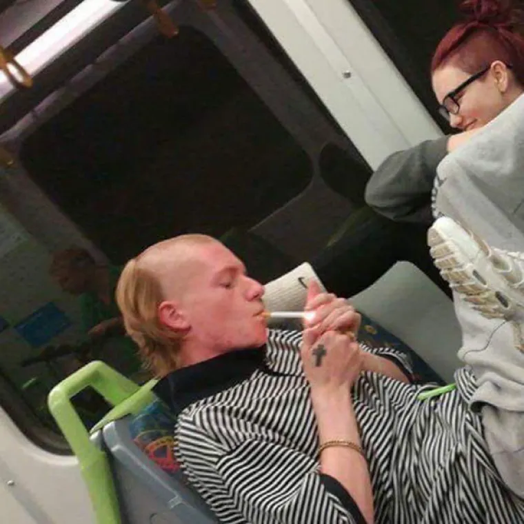 OVE LJUDE JE NETKO UVJERIO DA SU KUL: A taj se sada zlobno smije, kao i svi koji ih sretnu (ako prestravljeni ne pobjegnu)