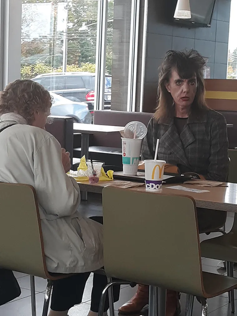 OVE LJUDE JE NETKO UVJERIO DA SU KUL: A taj se sada zlobno smije, kao i svi koji ih sretnu (ako prestravljeni ne pobjegnu)