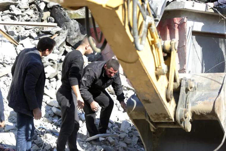 Broj mrtvih u razornom potresu i naknadnim podrhtavanjima tla u Albaniji porastao je na najmanje 15 i vi&scaron;e od 600 ljudi je ozlijeđeno, a mnogi su stanovnici ostali zarobljeni pod ru&scaron;evinama pa su europske zemlje krenule slati pomoć.