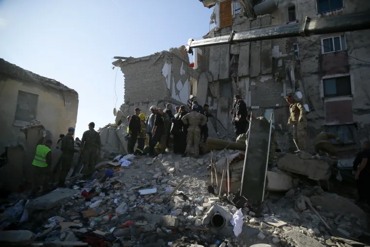Broj mrtvih u razornom potresu i naknadnim podrhtavanjima tla u Albaniji porastao je na najmanje 15 i vi&scaron;e od 600 ljudi je ozlijeđeno, a mnogi su stanovnici ostali zarobljeni pod ru&scaron;evinama pa su europske zemlje krenule slati pomoć.