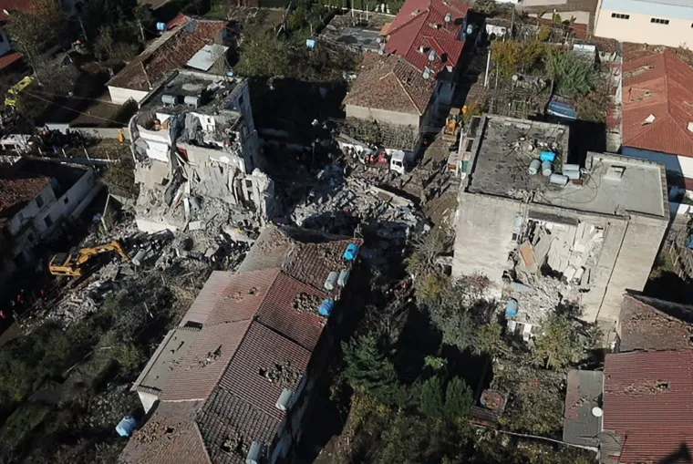 Broj mrtvih u razornom potresu i naknadnim podrhtavanjima tla u Albaniji porastao je na najmanje 15 i vi&scaron;e od 600 ljudi je ozlijeđeno, a mnogi su stanovnici ostali zarobljeni pod ru&scaron;evinama pa su europske zemlje krenule slati pomoć.