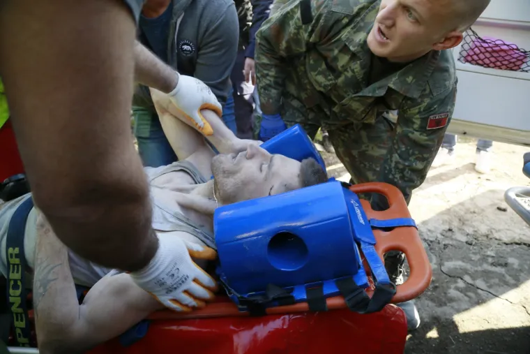Broj mrtvih u razornom potresu i naknadnim podrhtavanjima tla u Albaniji porastao je na najmanje 15 i vi&scaron;e od 600 ljudi je ozlijeđeno, a mnogi su stanovnici ostali zarobljeni pod ru&scaron;evinama pa su europske zemlje krenule slati pomoć.