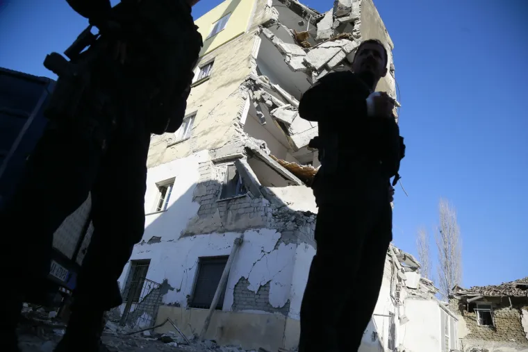 Broj mrtvih u razornom potresu i naknadnim podrhtavanjima tla u Albaniji porastao je na najmanje 15 i vi&scaron;e od 600 ljudi je ozlijeđeno, a mnogi su stanovnici ostali zarobljeni pod ru&scaron;evinama pa su europske zemlje krenule slati pomoć.