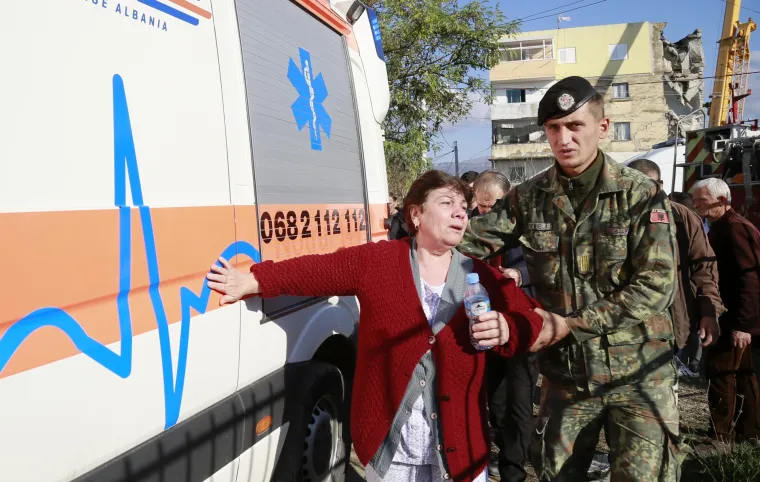 Broj mrtvih u razornom potresu i naknadnim podrhtavanjima tla u Albaniji porastao je na najmanje 15 i vi&scaron;e od 600 ljudi je ozlijeđeno, a mnogi su stanovnici ostali zarobljeni pod ru&scaron;evinama pa su europske zemlje krenule slati pomoć.