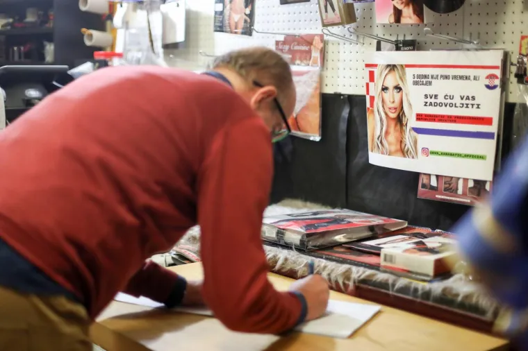 'Sve ću vas zadovoljiti': U sexy shopu počelo prikupljanje potpisa za kandidaturu Ave Karabatić