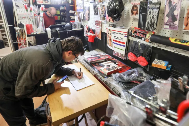 'Sve ću vas zadovoljiti': U sexy shopu počelo prikupljanje potpisa za kandidaturu Ave Karabatić