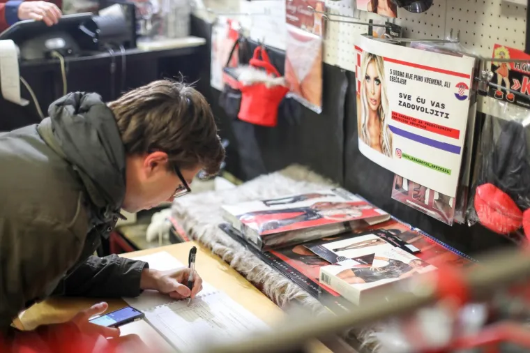 'Sve ću vas zadovoljiti': U sexy shopu počelo prikupljanje potpisa za kandidaturu Ave Karabatić