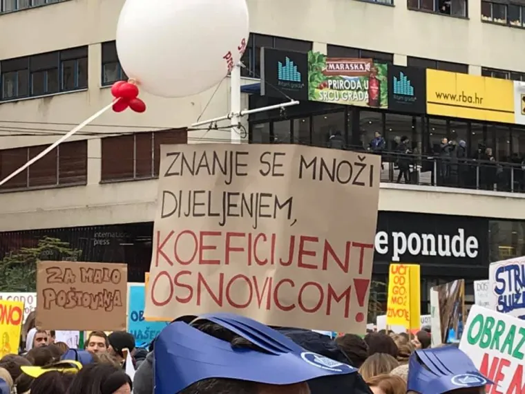 'Andrej, nismo te tako učili': Ovo su najbolji transparenti s jučera&scaron;njeg prosvjeda