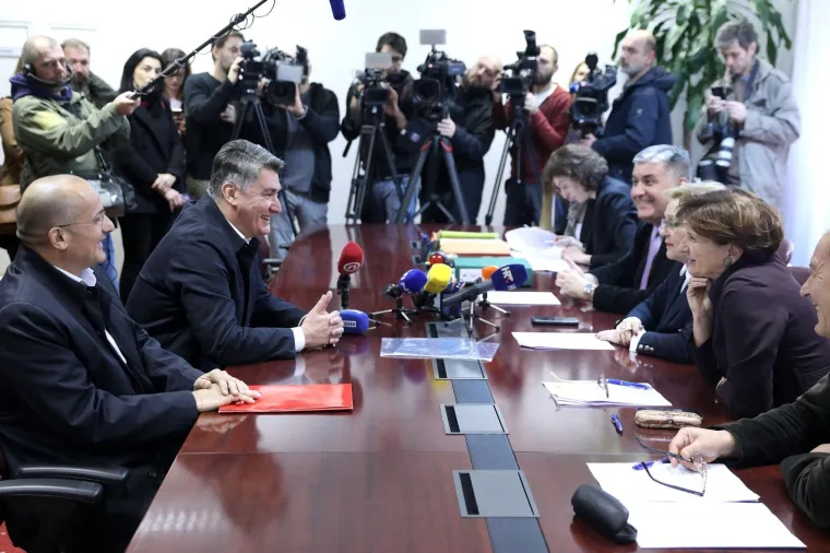 Milanović predao 78.000 potpisa pa 'bocnuo' predsjednicu: 'Kampanja joj je običan seoski trash'