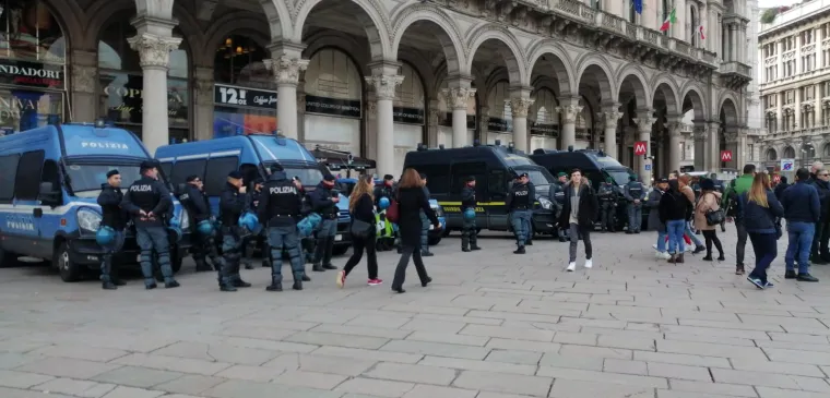 [FOTO] NAVIJAČI DINAMA POLAKO OKUPIRAJU CENTAR MILANA: Bad Blue Boysi pod strogom policijskom prismotrom