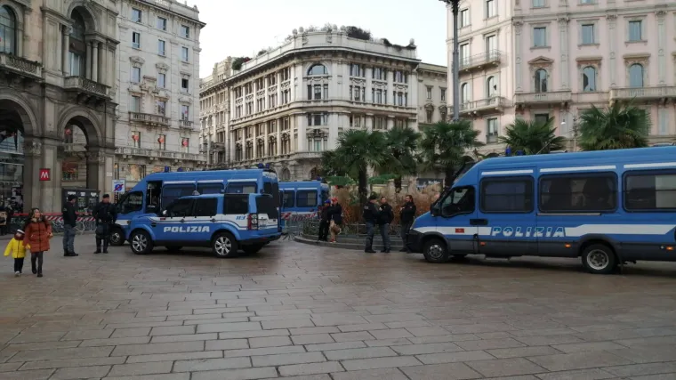 [FOTO] NAVIJAČI DINAMA POLAKO OKUPIRAJU CENTAR MILANA: Bad Blue Boysi pod strogom policijskom prismotrom