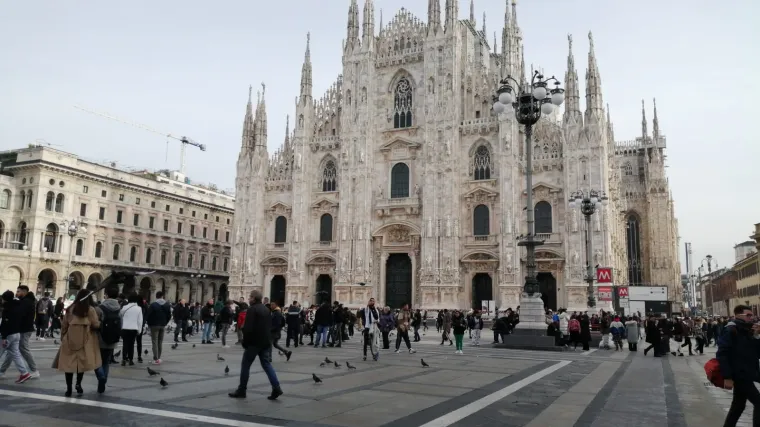 [FOTO] NAVIJAČI DINAMA POLAKO OKUPIRAJU CENTAR MILANA: Bad Blue Boysi pod strogom policijskom prismotrom