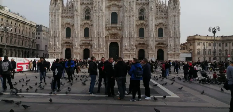 [FOTO] NAVIJAČI DINAMA POLAKO OKUPIRAJU CENTAR MILANA: Bad Blue Boysi pod strogom policijskom prismotrom