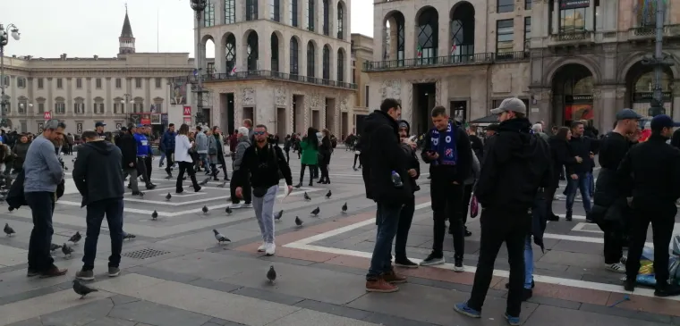 [FOTO] NAVIJAČI DINAMA POLAKO OKUPIRAJU CENTAR MILANA: Bad Blue Boysi pod strogom policijskom prismotrom