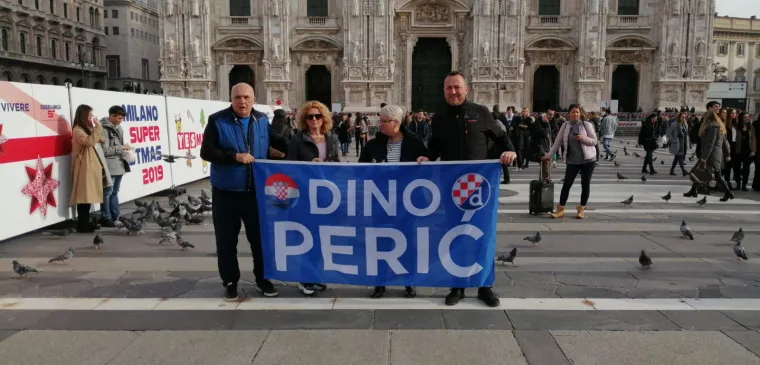 [FOTO] NAVIJAČI DINAMA POLAKO OKUPIRAJU CENTAR MILANA: Bad Blue Boysi pod strogom policijskom prismotrom